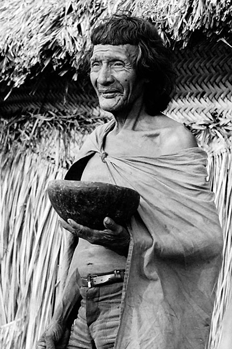 6/36 — SYLVIA CAIUBY NOVAES Benjamim leva na aria, a tigela de barro, a refeição das almas, 1973 Aldeia do Córrego Grande, MT Acervo da Autora
