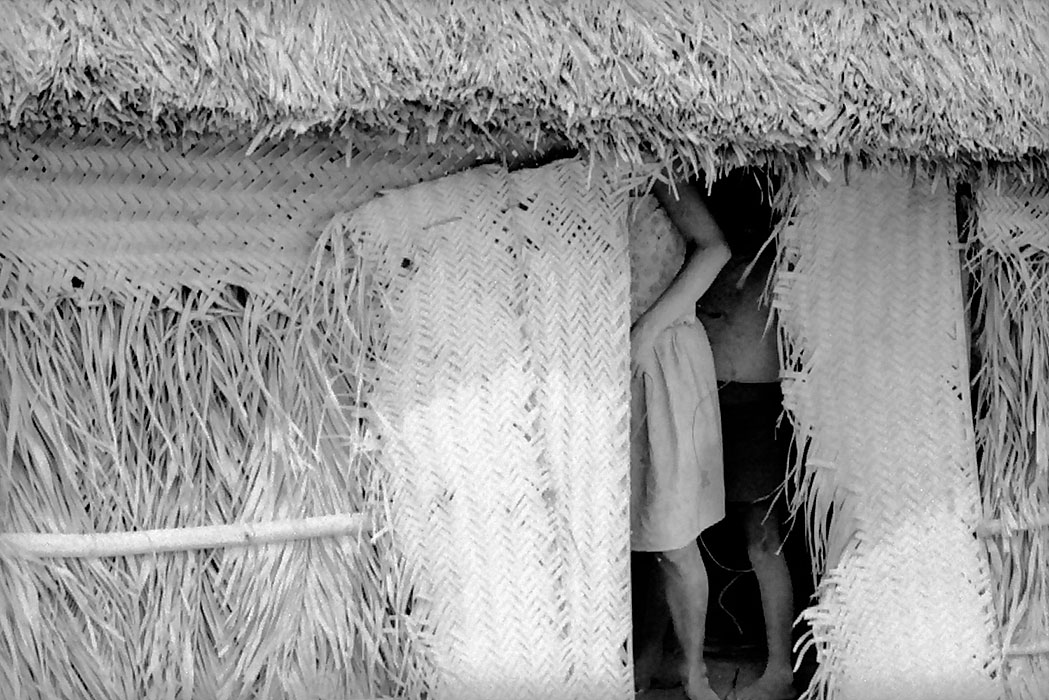 14/36 — SYLVIA CAIUBY NOVAES À noite a porta de palha da casa é fechada, 1973 Aldeia do Córrego Grande, MT Acervo da Autora