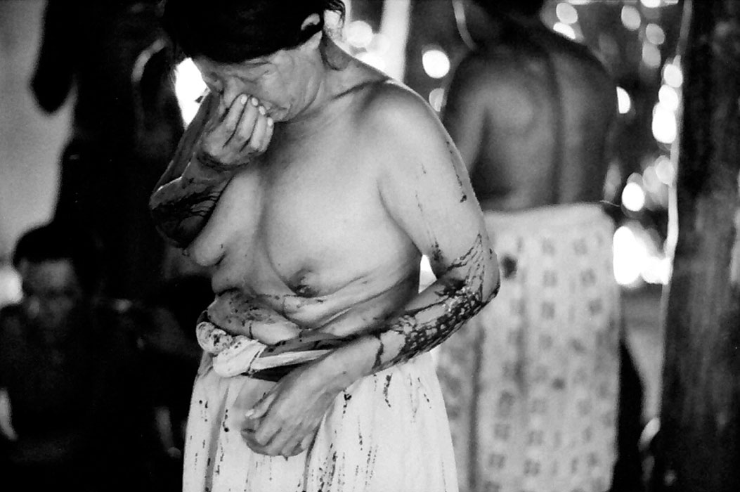 22/36 — SYLVIA CAIUBY NOVAES Durante o ritual funerário homens e principalmente mulheres ligadas ao morto escarificam seus corpos, 1985 Aldeia do Tadarimana, MT Acervo da Autora
