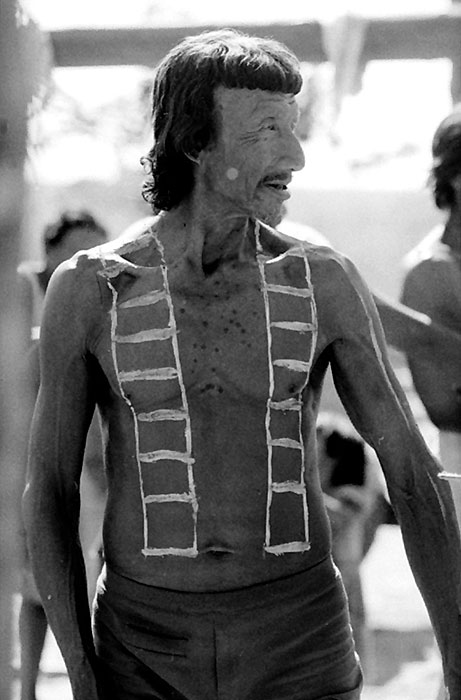 24/36 — SYLVIA CAIUBY NOVAES Homem com pintura corporal participa de ritual funerário, 1985 Aldeia do Garças, MT Acervo da Autora