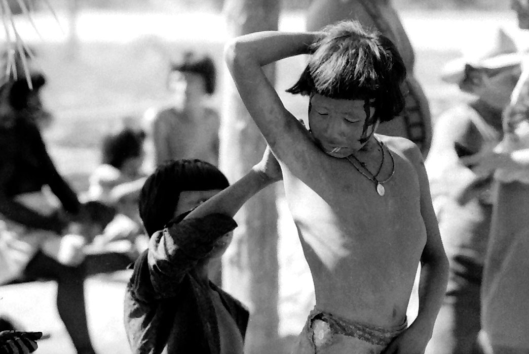 25/36 — SYLVIA CAIUBY NOVAES Crianças se preparam com pintura corporal para participar de ritual funerário, 1985 Aldeia do Garças, MT Acervo da Autora