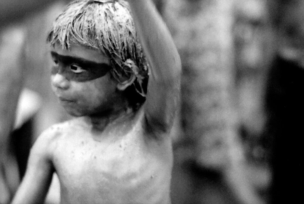 26/36 — SYLVIA CAIUBY NOVAES Criança pintada com jenipapo participa de ritual da entrega do couro de onça, 1985 Aldeia do Córrego Grande, MT Acervo da Autora