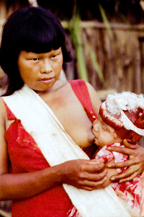 28/36 — SYLVIA CAIUBY NOVAES Jovem mãe com seu filho emplumado, logo após o ritual de nominação da criança, s/d Aldeia do Córrego Grande, MT Acervo da Autora