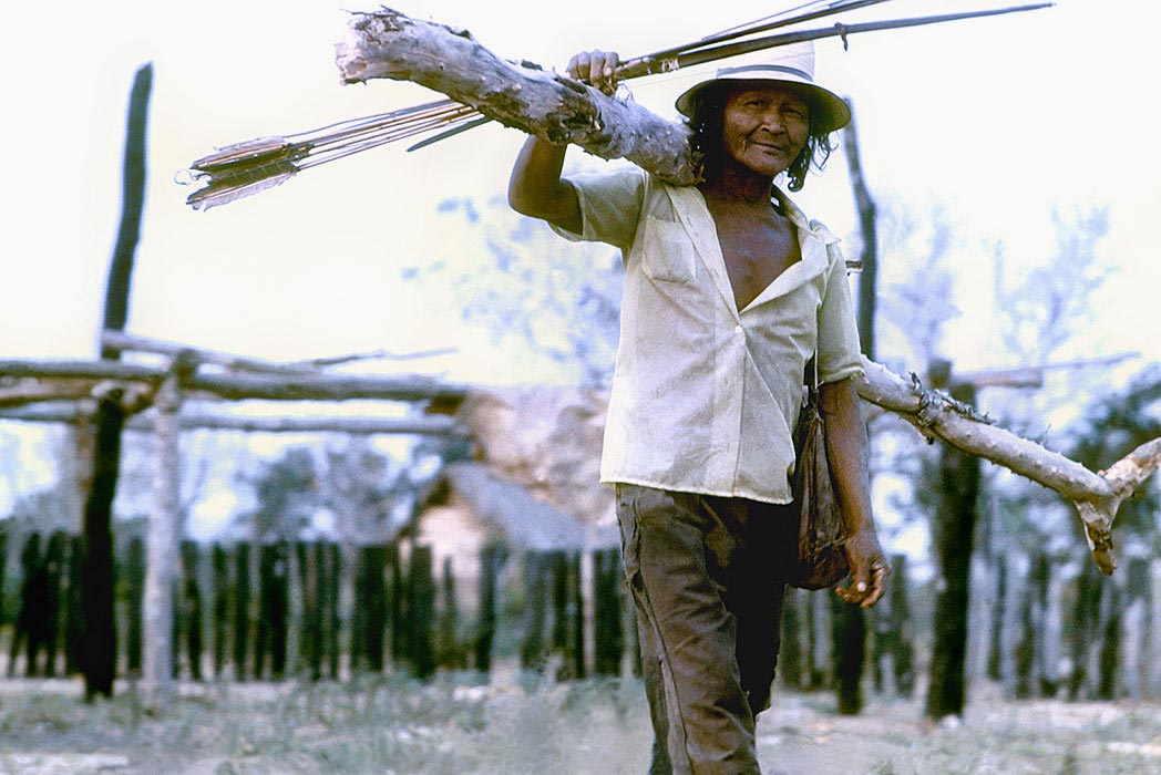 32/36 — SYLVIA CAIUBY NOVAES Saída para a pesca com timbó, parte dos ritos funerários, 1973 Aldeia do Córrego Grande, MT Acervo da Autora