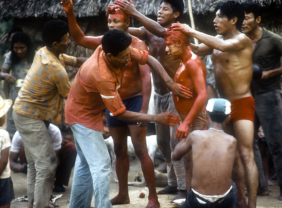 33/36 — SYLVIA CAIUBY NOVAES Ritual de entrega do couro de onça, que marca o final do luto, 1985 Aldeia do Córrego Grande, MT Acervo da Autora