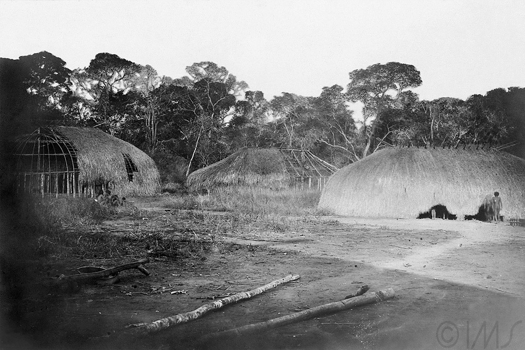 2/4 — HERMANN MEYER Aldeia dos índios Kuikuro, c. 1895 Rio Xingu, AM Acervo Inst. Moreira Salles / Leibniz-Institut für Länderkunde